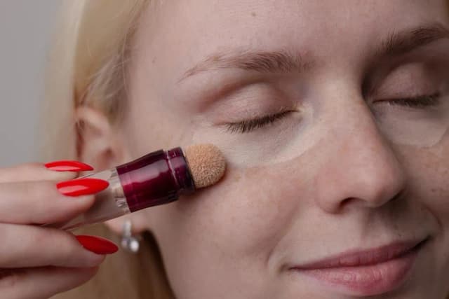 Najlepsze korektory pod oczy po 50, które ukryją oznaki starzenia Najlepsze korektory pod oczy po 50, które ukryją oznaki starzenia